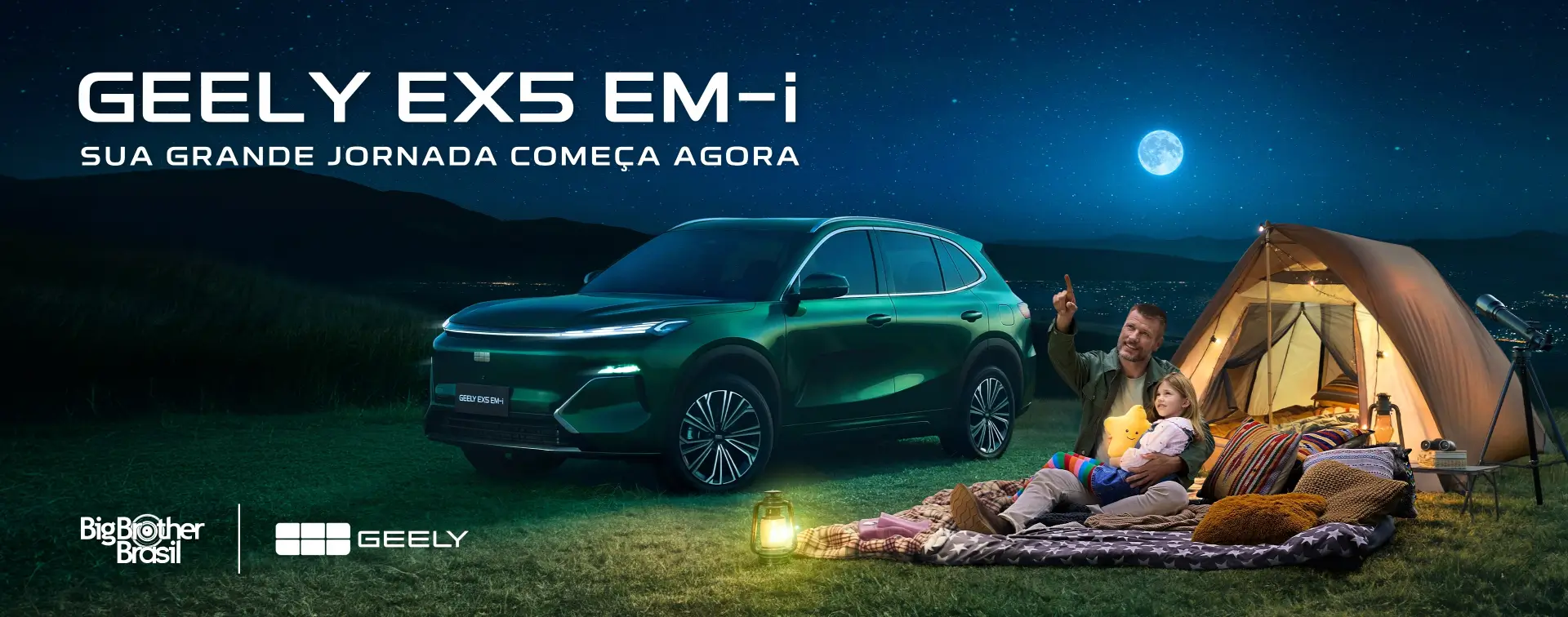 Geely EX5 EM-I em cena noturna ao ar livre, com família acampando sob o céu estrelado e a lua cheia ao fundo