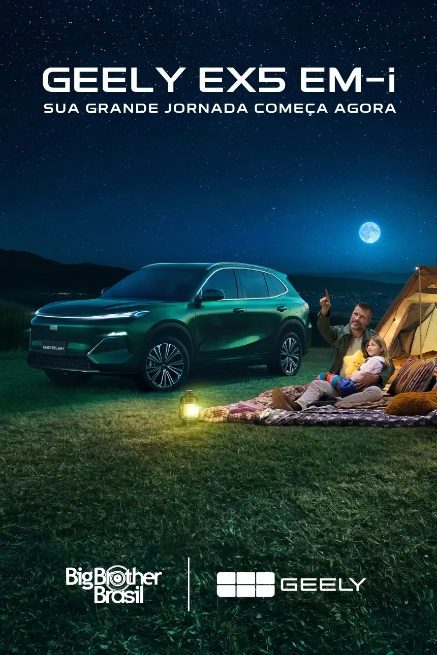 Geely EX5 EM-I estacionado à noite em campo aberto, pai e filha contemplando o céu estrelado ao lado do veículo