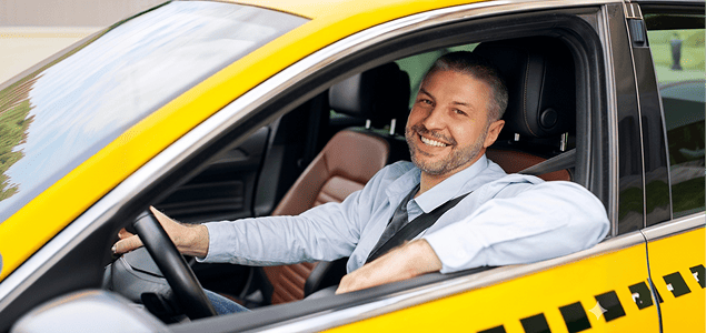 Motorista de táxi sorrindo