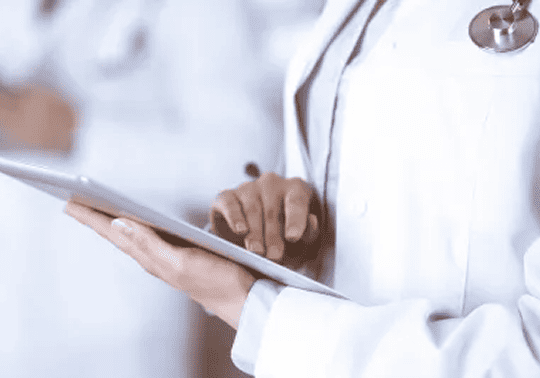 Profissional de saúde analisando prontuário médico