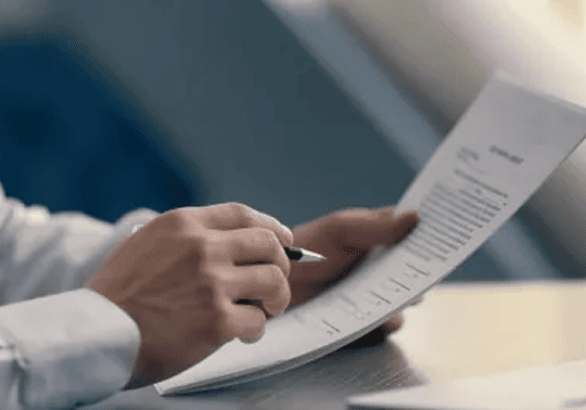 Pessoa assinando documentos de processo legal