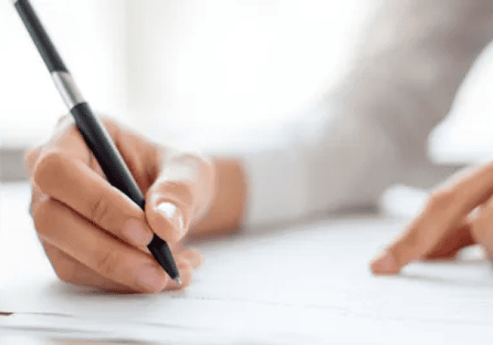 Pessoa assinando documento de compra em concessionária