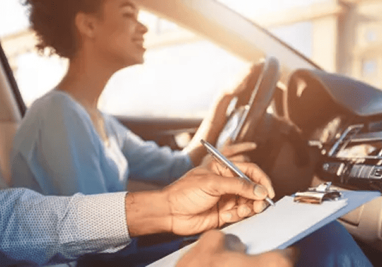 Vendedor e cliente dentro do carro assinando documentos